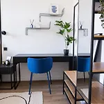 10 Minutes Charles Bridge Modern Apartment, Prague