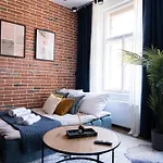 10 Minutes Charles Bridge Modern Apartment, Prague